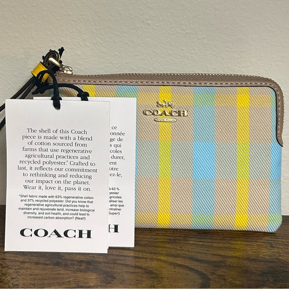 Coach 🌺 Plaid Wristlet limited edition